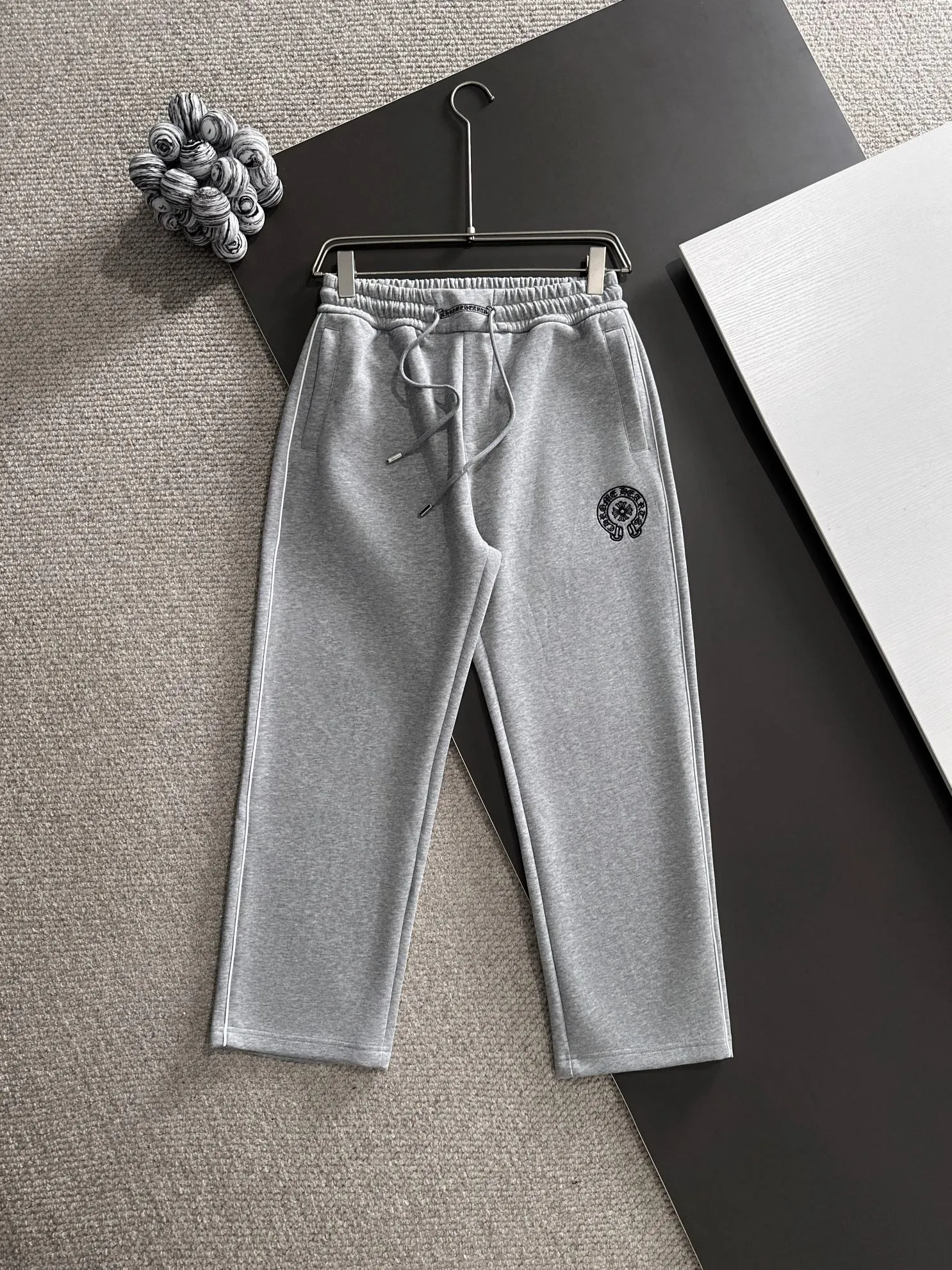 P310 Chrome Hearts* (exclusive quality in the market) hot style 2꯭0꯭2꯭5 new autumn pants original ⌚️ high version Chrome Hearts The fabric is made of 380g high-density double-sided Chinese custom fabric. It does not deform or shrink. The three-dimensional drape is amazing. Process introduction: chicken edge + classic horseshoe embroidery. Color: gray SIZE: M-XXXL